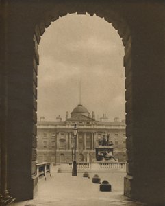 Przelotny widok Somerset House od strony Strand, c1935. autorstwa Donald McLeish