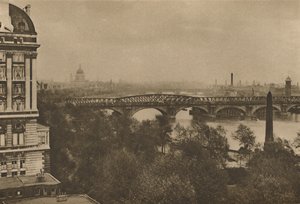 Taras Adelphi wychodzi na rzekę na wschód od hotelu Cecil do mostu Tower Bridge, ok. 1935. autorstwa Donald McLeish