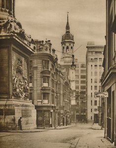 U podstawy pomnika Fish Street Hill, c1935. autorstwa Donald McLeish
