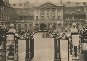 Wejście do Guys Hospital z pomnikiem założycieli na środku dziedzińca, c1935. autorstwa Donald McLeish