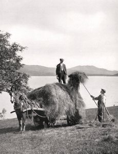 Załadunek siana na wóz na brzegu Loch Lomond, Szkocja, 1924-1926. autorstwa Donald McLeish