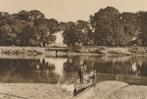 Londyńska rzeka w Isleworth Ferry patrząc w kierunku zielonych polan w Kew Gardens, c1935. autorstwa Donald McLeish