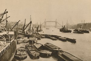 Wysyłka w Pool of London: widok z London Bridge do Tower Bridge, c1935. autorstwa Donald McLeish