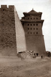 Brama Hsi Chih, Pekin autorstwa Donald Mennie