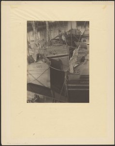 [Port zatłoczony żaglowymi statkami rybackimi]. autorstwa Doris Ulmann
