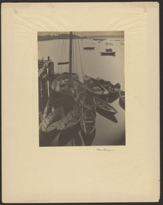 [Port, żaglówki i kutry na pierwszym planie] autorstwa Doris Ulmann