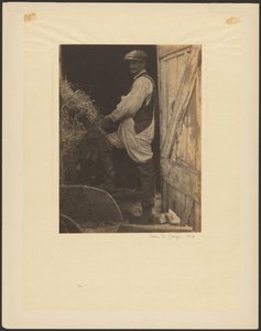 [Mężczyzna z wąsami i w czapce w drzwiach stodoły] autorstwa Doris Ulmann