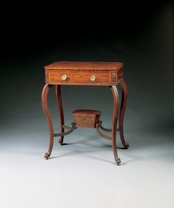 Klasyczny rzeźbiony stół roboczy, 1810-20 autorstwa Duncan Phyfe
