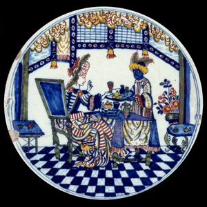 Porcelanowy talerz Delft przedstawiający kobietę przy stole serwowaną przez jej czarnego służącego. 1705 Sevres, Narodowe Muzeum Ceramiki autorstwa Dutch School