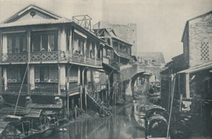 Brudne wody pod mostem prowadzącym do nieładnych domów ubóstwa i bólu, c1935 autorstwa ENA