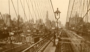 Dolny Manhattan oglądany przez sieć kabli na Brooklyn Suspension Bridge, c1930. autorstwa ENA