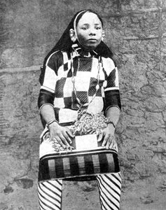 Modna żona bogatego Araba, Afryka, 1936.