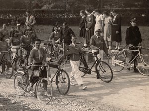 Album "PNF (Narodowa Partia Faszystowska)": wycieczka rowerowa dopolavoristica (zdjęcie czarno-białe) autorstwa E. Montesi