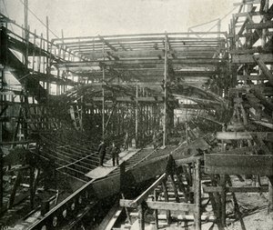 Budowa okrętu wojennego: krążownik pierwszej klasy w toku w hucie Tamizy, ok. 1897 r.