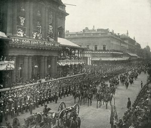 Królewska procesja: doradcy-De-Camp przechodzący przez United Service Club, c1897 autorstwa E. and S. Woodbury