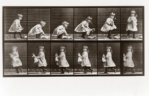 Dziecko bawiące się lalką, tabliczka 481 z Animal Locomotion, 1887 autorstwa Eadweard Muybridge