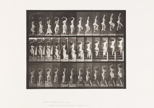 Płyta 105. Skręcanie, wchodzenie po schodach, dzban z wodą na lewym ramieniu autorstwa Eadweard Muybridge