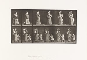 Płyta 52. Chodzenie niosące dziecko, obracanie się; kolejne dziecko (70 lat) trzymające sukienkę 9 autorstwa Eadweard Muybridge