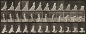 Tablica numer 56. Chodzenie, obracanie się i schylanie się, aby podnieść tren autorstwa Eadweard Muybridge