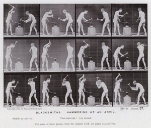 Postać ludzka w ruchu: kowale, uderzający w kowadło (zdjęcie czarno-białe) autorstwa Eadweard Muybridge
