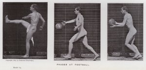 Postać ludzka w ruchu: fazy w piłce nożnej (zdjęcie czarno-białe) autorstwa Eadweard Muybridge