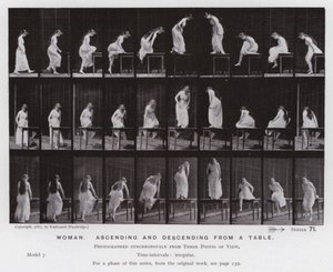 Postać ludzka w ruchu: kobieta wznosząca się i schodząca ze stołu (zdjęcie czarno-białe) autorstwa Eadweard Muybridge