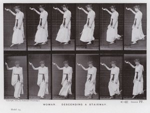 Postać ludzka w ruchu: kobieta schodząca po schodach (zdjęcie czarno-białe) autorstwa Eadweard Muybridge