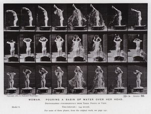 Postać ludzka w ruchu: kobieta, która wylewa nad głowę miskę z wodą (zdjęcie czarno-białe) autorstwa Eadweard Muybridge