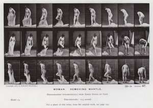 Postać ludzka w ruchu: kobieta, zdejmująca płaszcz (zdjęcie czarno-białe) autorstwa Eadweard Muybridge