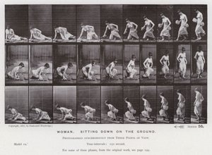 Postać ludzka w ruchu: kobieta siedząca na ziemi (zdjęcie czarno-białe) autorstwa Eadweard Muybridge