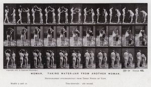 Postać ludzka w ruchu: Kobieta, biorąca słoik z wodą innej kobiecie (zdjęcie czarno-białe) autorstwa Eadweard Muybridge