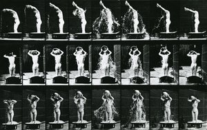 Kobieta wylewająca wodę na głowę, ilustracja z „Postać ludzka w ruchu”, wydanie z 1904 r. autorstwa Eadweard Muybridge