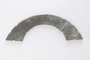 Cienka tabliczka wycięta w łuk koła, typu huang, Changsha, prowincja Hunan, IV-III w. p.n.e. (nefryt)