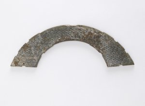 Cienka tabliczka wycięta w łuk koła, typu huang, Changsha, prowincja Hunan, IV-III w. p.n.e. (nefryt)