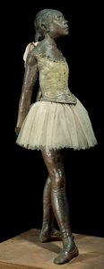 14 lat lub świetny tancerz ubrany Rzeźba Edgara Degasa (1834-1917) w brązowej patynie, tiulu i różowej satyny na drewnianej podstawie autorstwa Edgar Degas