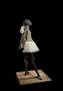 14 lat lub świetna tancerka ubrana Rzeźba Edgara Degasa (1834-1917) w brązowej patynie, tiulu i różowej satyny na drewnianej podstawie autorstwa Edgar Degas