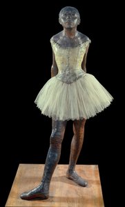 14 lat lub wysoka tancerka ubrana - Rzeźba Edgara Degasa (1834-1917) w brązowej patynie, tiulu i różowej satyny na drewnianej podstawie autorstwa Edgar Degas