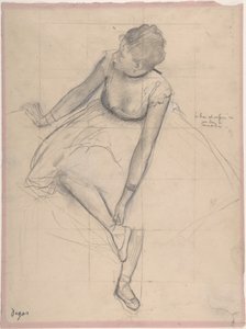 Tancerka poprawiająca pantofelek, 1873 (grafit podkreślony czarną i białą kredą na różowym papierze) autorstwa Edgar Degas