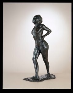 Tancerz w spoczynku, ręce na biodrach, prawa noga do przodu, c. 1881-1890oddanych 1919-1925. autorstwa Edgar Degas
