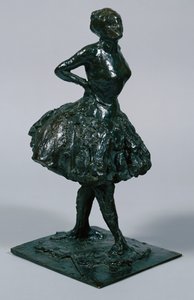 Tancerka w luźnej sukience, ręce na biodrach, prawą nogę wysuniętą do przodu, odlew ok. 1919-21 autorstwa Edgar Degas
