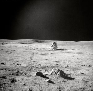 Apollo 14 EVA View, powierzchnia Księżyca, 1971. autorstwa Edgar Mitchell