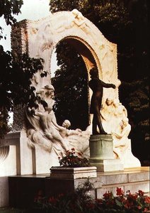 Pomnik austriackiego kompozytora Johanna Straussa Młodszego autorstwa Edmund Ritter von Hellmer