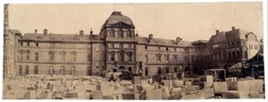Luwr: dziedziniec Napoleona z karuzeli