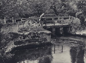 W Burcombe nad rzeką Nadder (zdjęcie czarno-białe)