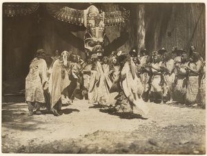 [Naida tańczy Taniec życia i śmierci] autorstwa Edward S. Curtis
