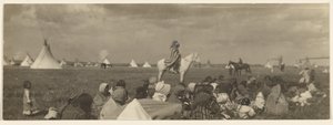 [The Crier - Piegan]. autorstwa Edward S. Curtis