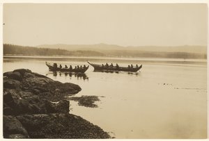 [Wojownicy, zarówno młodzi, jak i starzy, wypłynęli na swoich kajakach] autorstwa Edward S. Curtis