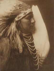[Trzy pióra - rdzenny Amerykanin Nez Perce]. autorstwa Edward S. Curtis