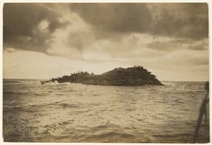 [Na skaliste, bijące w fale wysepki mój kajak mnie zaniósł]. autorstwa Edward S. Curtis