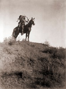 Absaroke Warrior on Horseback, Edward S. Curtis, ok. 1910 r. (srebrny nadruk) autorstwa Edward Sheriff Curtis